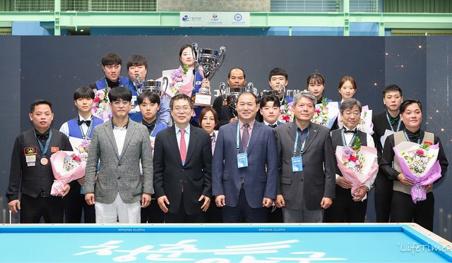 '제13회 아시아캐롬선수권대회' 시상식 후 전 종목 입상자들과 대회 관계자 및 내빈들.