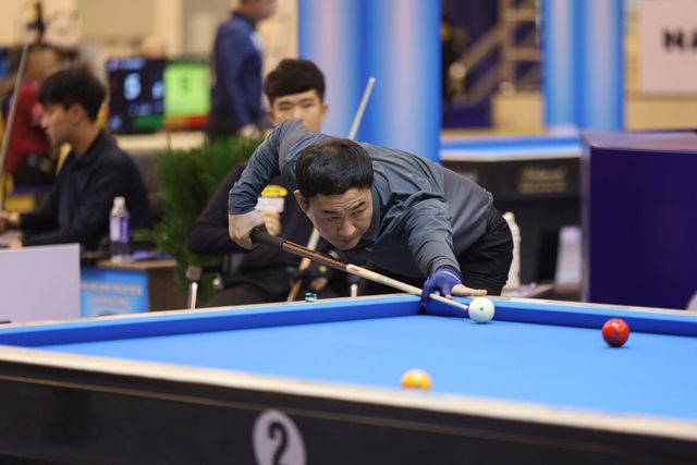 한국의 최완영(광주)이 '2025 호찌민 3쿠션 당구월드컵' 예선 3라운드(PQ)에 진출했다. 사진은 20일 오후 1시에 시작한 예선 2라운드(PPQ)에서 '10대 유망주' 김도현(17)과 대결하는 최완영.&nbsp; 사진=SOOP 제공