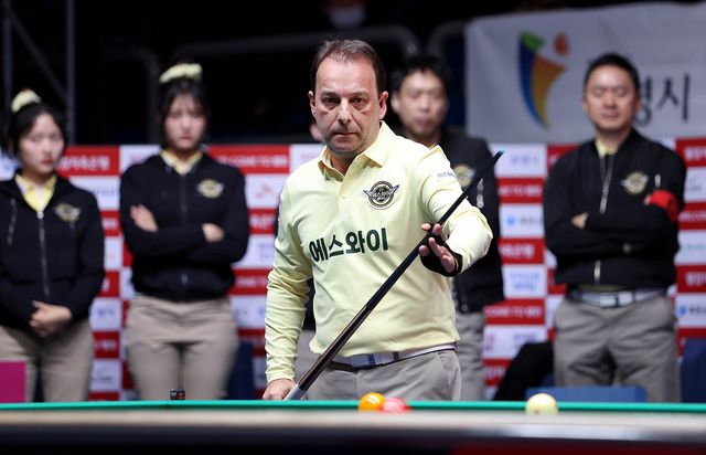 에스와이 유니폼을 입고 두 시즌을 소화한 다니엘 산체스는 이번 시즌 웰컵저축은행의 유니폼을 입고 세미 사이그너와 한솥밥을 먹는다.