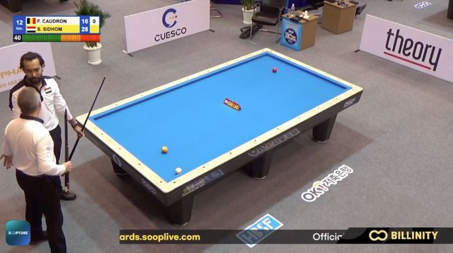 시덤에게 자신이 경기를 포기한 이유를 설명하는 쿠드롱. SOOP 중계 장면 갈무리