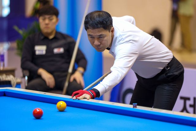 한국의 허정한(경남)이 23일 베트남에서 열린 '호찌민 3쿠션 당구월드컵' 32강 조별리그에서 조 1위를 차지하며 16강에 진출했다. 사진=SOOP 제공
