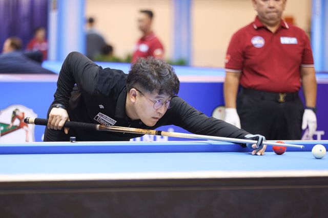 황봉주는 이변의 이변을 연출하며 8강에 진출해 사미흐 시덤(이집트)과 준결승행을 다툰다.