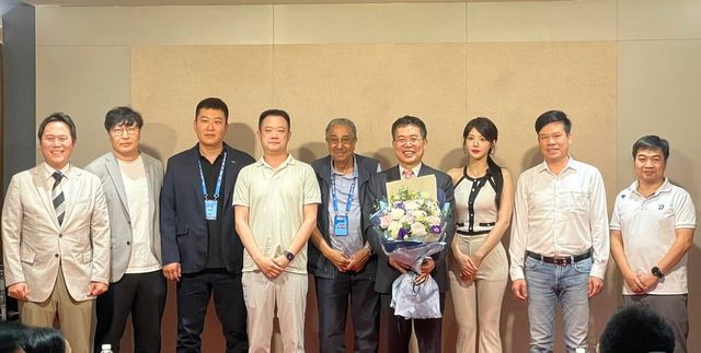 아시아캐롬당구연맹 회장 취임식에 참석한 내빈들과 기념사진을 찍고 있는 서수길 회장.