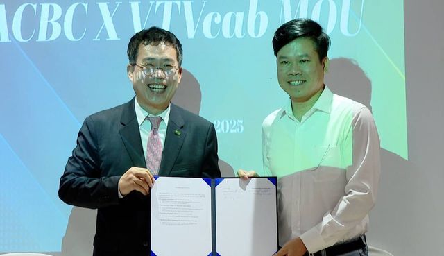 대한당구연맹 서수길 회장(좌)이 아시아캐롬연맹 회장 취임식과 동시에 베트남의 VTVcab과 전략적 MOU를 맺었다. 사진=대한당구연맹 제공
