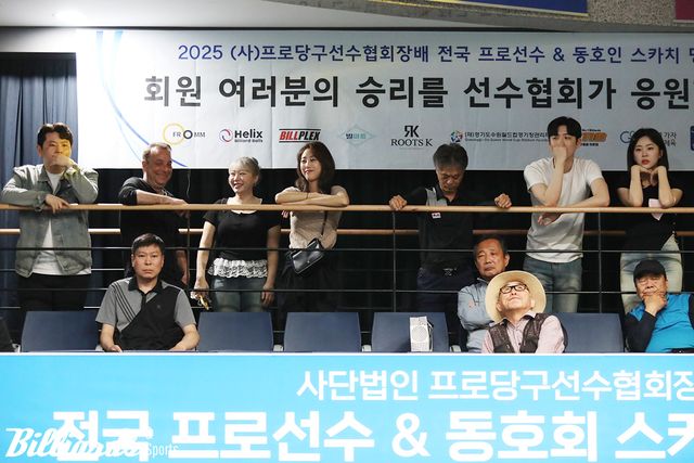 최혜미-남윤형의 경기를 지켜보고 있는 다니엘 산체스와 김예은, 맨 오른쪽에는 한지승과 정수빈의 모습도 보인다.