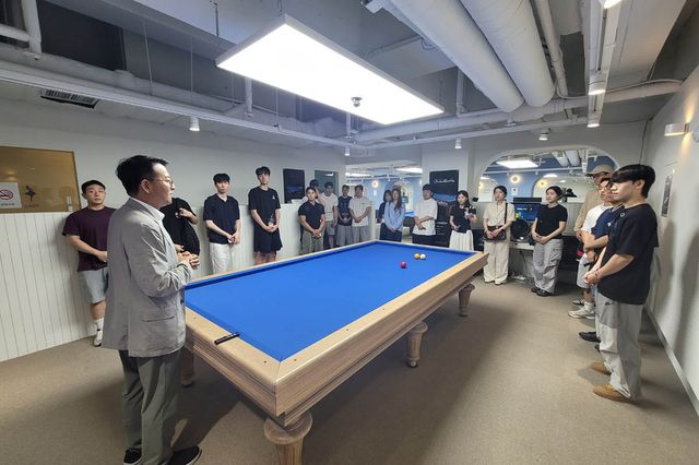 프로당구에 대해 설명하고 있는 PBA 김영진 전무.