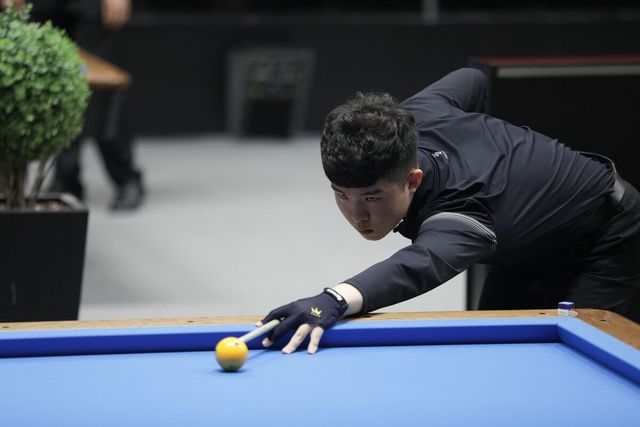 17살의 아시아3쿠션챔피언 김도현(상동고부설방통고)이 11일 튀르키예 앙카라에서 열린 3쿠션 당구월드컵 예선 2라운드를 2승으로 가볍게 통과하고 최종예선 진출에 도전한다.&nbsp; 사진=SOOP 제공