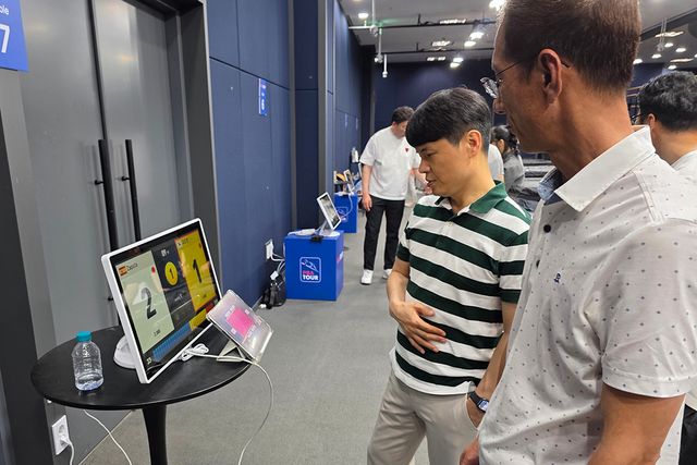 이번 시즌 도입되는 새로운 스코어보드 시스템을 살펴보고 있는 심판들