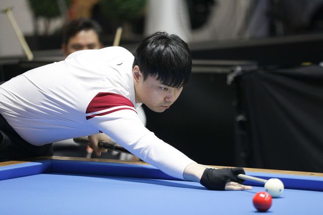 14일 오후 6시에 튀르키예에서 열린 앙카라 3쿠션 당구월드컵 16강전에서 한국의 김행직(전남-진도군청)이 쩐타인룩(베트남)을 2점 차로 꺾고 8강에 진출했다.&nbsp; 사진=SOOP 제공