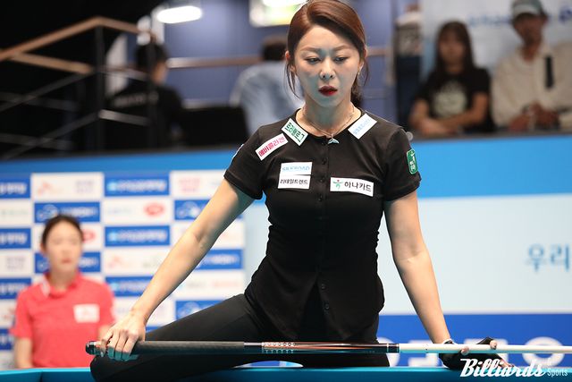 김가영은 1세트를 1점 차로 아깝게 역젅패 당한 후 2세트를 승리해 동점을 만들었으나, 3세트를 내줘 세트스코어 1-2로 끌려갔다.