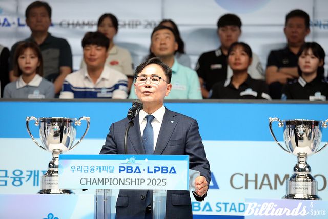 환영사를 전하고 있는 우리금융캐피탈의 기동호 대표와 그 뒤로 보이는 우리금융캐피탈 우리원위비스 선수들.&nbsp;