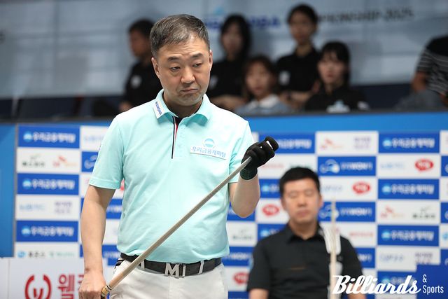 '우리금융캐피탈 PBA 쳄피언십 2025' 128강 첫 경기에서 방정극과 대결하고 있는 엄상필. 엄상필은 0-2로 위기에 몰렸으나 2-2로 따라잡고 승부치기에서 승리했다. 사진=고양/이용휘 기자