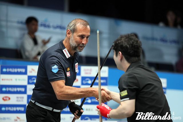 경기 후 이길수와 악수를 나누며 축하하는 세미 사이그너.