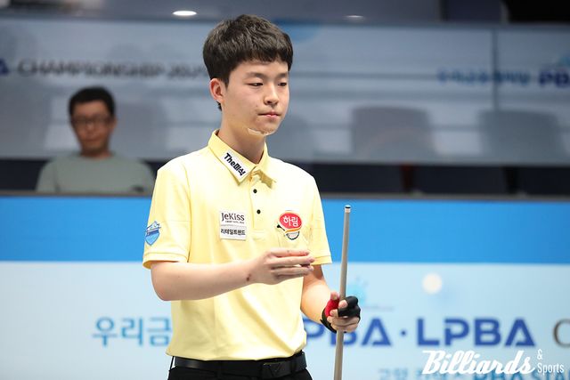 턱에 반창고를 붙이고 대회에 나선 김영원. 부상 투혼을 발휘한 김영원은 윤균호를 세트스코어 3-0으로 꺾고 64강에 올랐다. 사진=고양/이용휘 기자