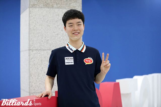 대회 첫날 '고양 킨텍스 PBA 스타디움'을 방문한 김영원이 쑥스러운 듯 포즈를 취하고 있다. 이날도 얼굴에 반창고를 붙인 김영원.&nbsp;