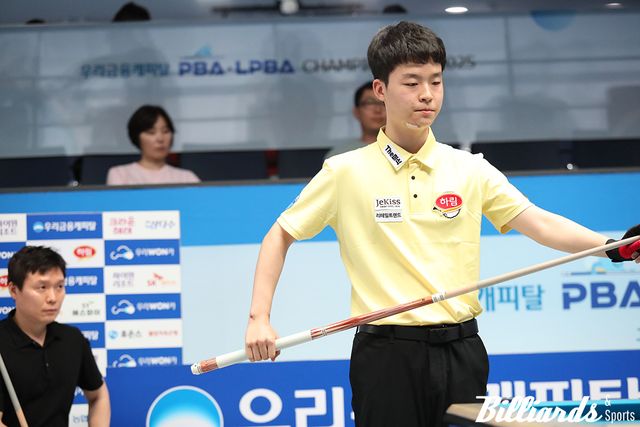 신중하게 샷을 이어가고 있는 김영원