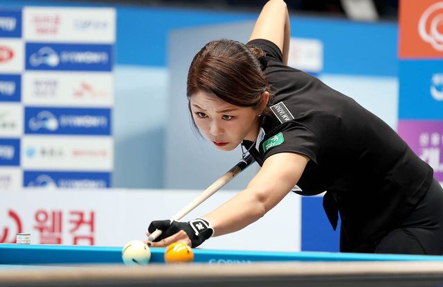 김가영은 LPBA 32강에서 히다 오리에를 상대로 승부치기 1점 차로 승리해 16강에 올랐다.