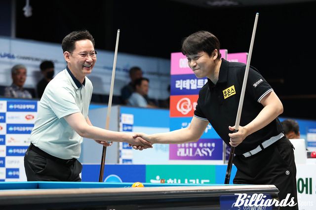 최성원은 정성윤을 3-1로 꺾고 64강에 무사히 안착했다. 경기 전 악수를 나누며 인사하는 정성윤과 최성원.