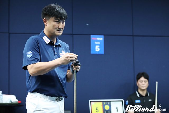 이충복은 0-2로 지고 있던 스코어를 하이런 10점을 치며 2-2로 만든 후 승부치기에서 승리해 64강에 올랐다.