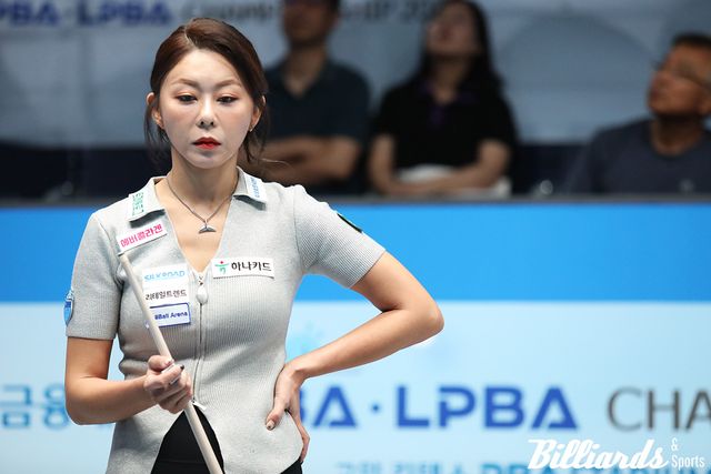 김가영이 어려운 경기 운영 끝에 세트스코어 3-1로 서한솔을 꺾고 8강에 진출했다. 16강 경기 중 생각에 잠긴 김가영. 사진=고양/이용휘 기자