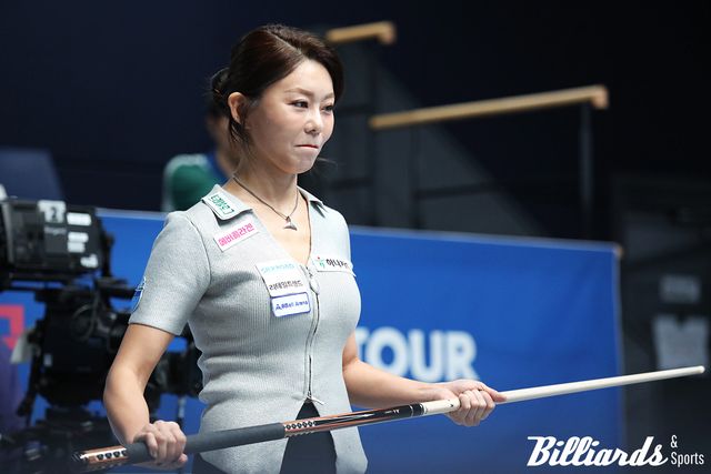 앞서 이번 대회 32강과 16강을 어렵게 통과한 김가영의 얼굴에 비로소 미소가 돌아왔다. 김가영은 8강에서 황민지를 세트스코어 3-0으로 제압하고 8개 대회 연속 준결승에 올랐다. 사진=고양/이용휘 기자