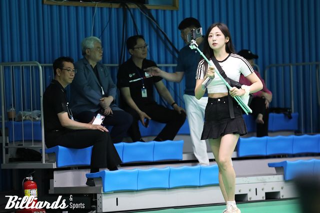 '2025 대한당구연맹회장배 전국3쿠션당구대회'가 열리고 있는 청춘체육관을 찾은 SOOP의 인기 스트리머 '순녀'. 순녀는 당구대회장 먹거리를 소개하는 등 당구대회장의 다양한 모습을 라이브로 소개했다. 사진=양구/이용휘 기자