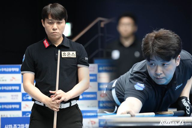 한국 톱랭커 중 16강에 유일하게 올라온 최성원(휴온스・왼쪽)이 21일 열린 16강전에서 김남수(오른쪽)에게 세트스코어 2-3으로 져8강 진출에 실패했다.&nbsp; 사진=고양/이용휘 기자&nbsp;