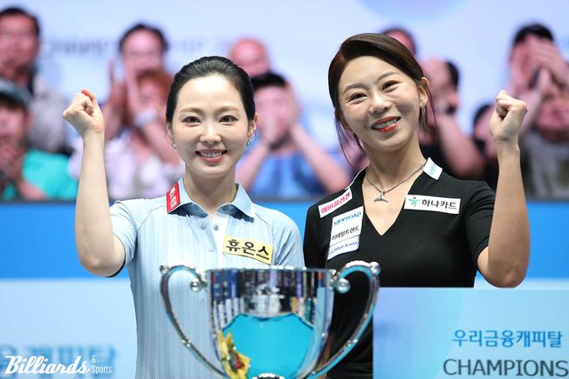 개막전 우승 김가영(오른쪽)과 준우승 차유람.