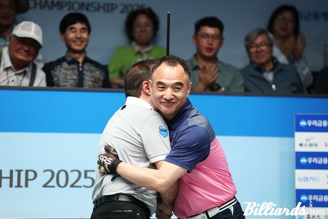 포옹으로 경기를 마무리하고 있는 다니엘 산체스와 이승진.