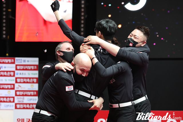 2021-22시즌 포스트시즌에서 우승을 확정한 웰컴저축은행 선수들이 기뻐하며 포옹을 하고 있다.