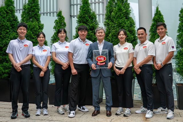 프로당구단 ‘하림드래곤즈’가 26일 서울 강남구 하림타워 16층 회의실에서 창단식을 개최한 가운데 팀 선수들과 구단주가 엠블럼을 들고 기념촬영을 하고 있다. 왼쪽부터 김영원, 박정현, 김상아, 김준태, 천세기 구단주, 정보윤, 쩐득민, 응우옌프엉린.