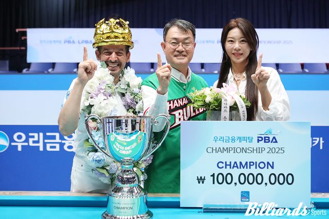 프로당구 시즌 개막전 '우리금융캐피탈 PBA-LPBA 챔피언십'에서 PBA와 LPBA 동반 우승을 차지한 하나카드. PBA 우승자 무라트 나지 초클루(왼쪽)와 LPBA 우승자 김가영(오른쪽)이 구단주와 기념 사진을 찍고 있다. 사진=이용휘 기자