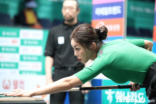 샷을 한 후 공의 움직임을 끝까지 지켜보고 있는 김가영.&nbsp;