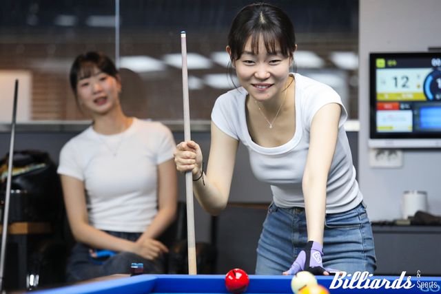 전어람과 한 팀을 이룬 김보라가 NOLJA(놀자) 심판들과 대결하고 있다. 사진=광명/이용휘 기자