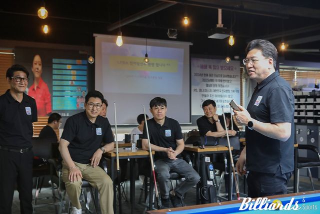 대결에 앞서 경기 규칙에 대해 설명하고 있는 성혁기 심판.