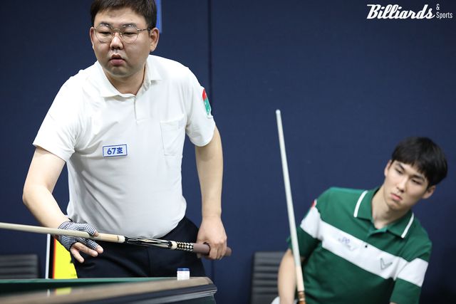 이충복과 64강에서 대결하는 고상운(왼쪽). 같은 시각 128강전에서 고상운은 장현준(오른쪽)에게 3-0으로 승리했다.