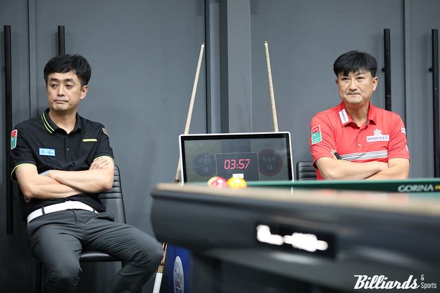 경기 시작을 기다리는 이충복(오른쪽)과 오정수.