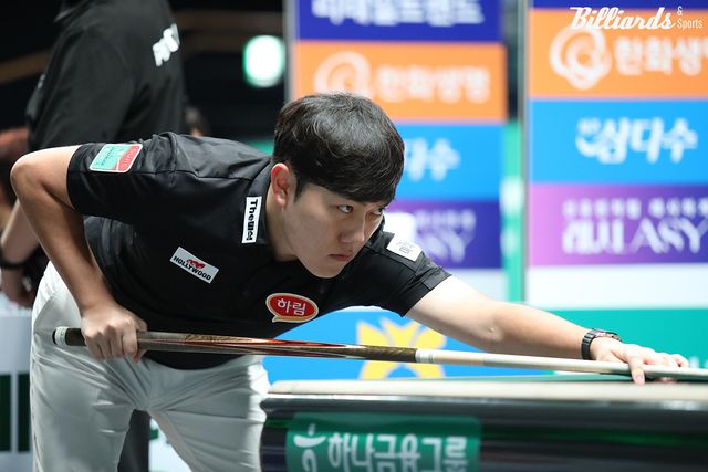 아마추어 세계랭킹 1위를 지낸 김준태(하림)가 1일 열린 하나카드 PBA 챔피언십 128강전에서 개막전 4강에 올랐던 베테랑 이승진을 승부치기에서 꺾고 프로당구 데뷔 후 첫 승리를 거뒀다.&nbsp; 사진=고양/이용휘 기자