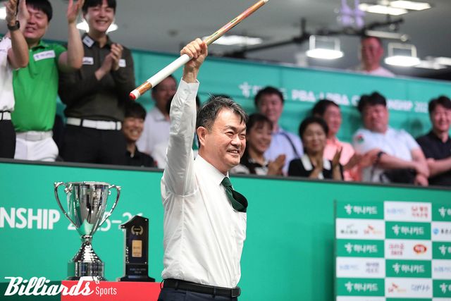 깔끔하게 시타를 성공시킨 성영수 대표가 큐를 번쩍 들고 환호하고 있다.