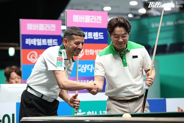 경기 전 악수를 나누는 초클루(왼쪽)와 차경회.