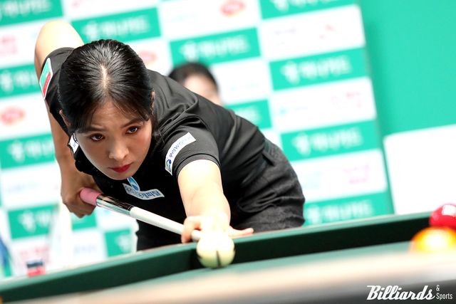 스롱은 한슬기를 세트스코어 3-0으로 꺾고 16강에 진출했다.