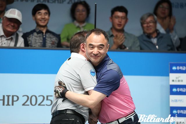 경기 후 포옹을 나누고 있는 이승진과 다니엘 산체스.