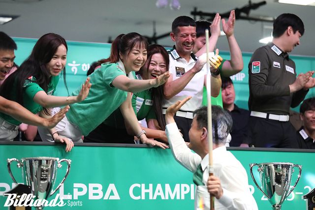 개막식에서 시타에 성공한 하나카드의 성영수 대표가 하나페이 선수들과 하이파이브를 하며 기뻐하고 있다. 사진=고양/이용휘 기자