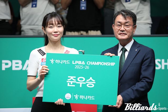 시상식에서 선 김보라와 하나카드 성영수 대표