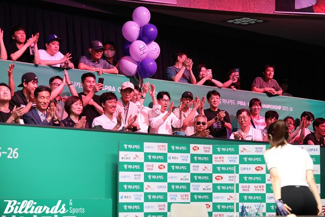 보라색 풍선으로 김보라를 응원하는 지인들과 팬들.