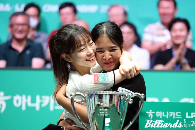 준우승자 김보라와 우승자 스롱 피아비.