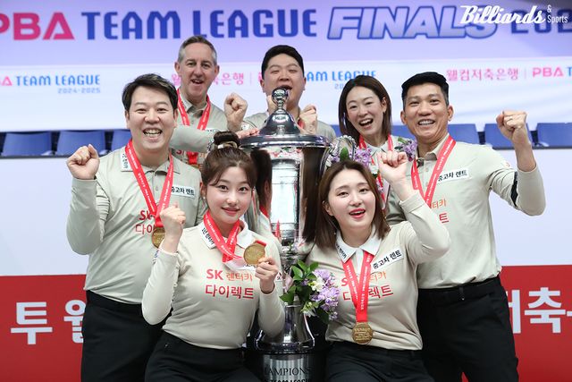 챔피언 트로피를 손에 넣은 SK렌터카 다이렉트. (앞줄 왼쪽부터) 조에은, 강지은, 강동궁, 응오딘나이, 에디 레펀스, 조건휘, 히다 오리에. 사진=이용휘 기자&nbsp;