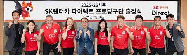 지난 10일 ‘SK렌터카다이렉트’ 선수단이 출정식을 갖고 구단 관계자들과 함께 기념 사진을 촬영하고 있다. (좌측부터) 장봉걸 SK렌터카지속경영실장(단장), 히다 오리에, 에디 레펀스, 강지은, 이정환SK렌터카 대표이사(구단주),조예은, 강동궁(주장), 조건휘, 응오 딘 나이, 김종현SK렌터카 커뮤니케이션팀장. 사진=SK렌터카 제공