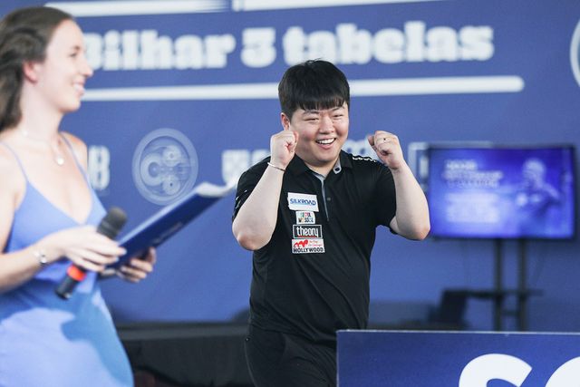 시상식에서 이름이 불리자 두 손을 불끈 쥐어 보이는 조명우.