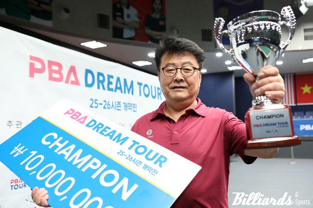 프로당구 PBA에서 첫 우승 트로피를 든 김무순. 사진=고양/이용휘 기자